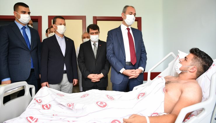 Adalet Bakanı Gül, Emirhan Yalçın’ın ailesine taziye ziyaretinde bulundu