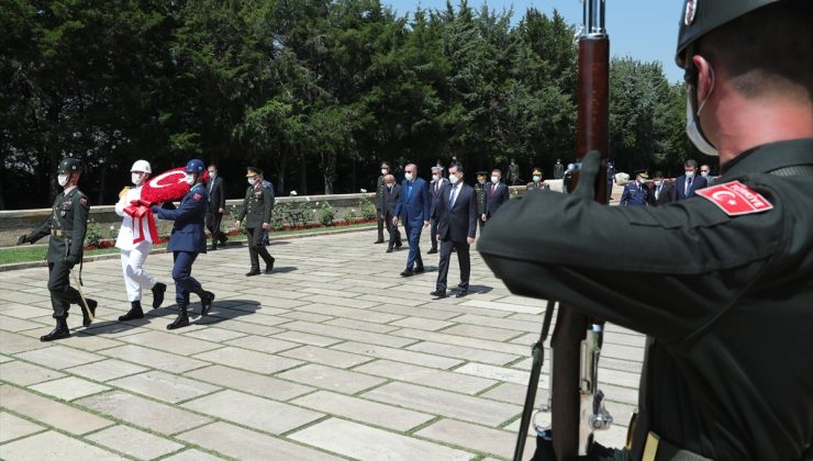 Cumhurbaşkanı Erdoğan ve Yüksek Askeri Şura üyeleri Anıtkabir`i ziyaret etti
