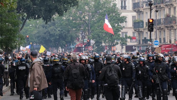 Fransa’nın Kovid-19 ile mücadele politikası karşıtı gösteriler 4. haftasında