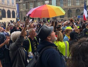 Fransa’da Kovid-19 yasasının onaylanması protesto ediliyor