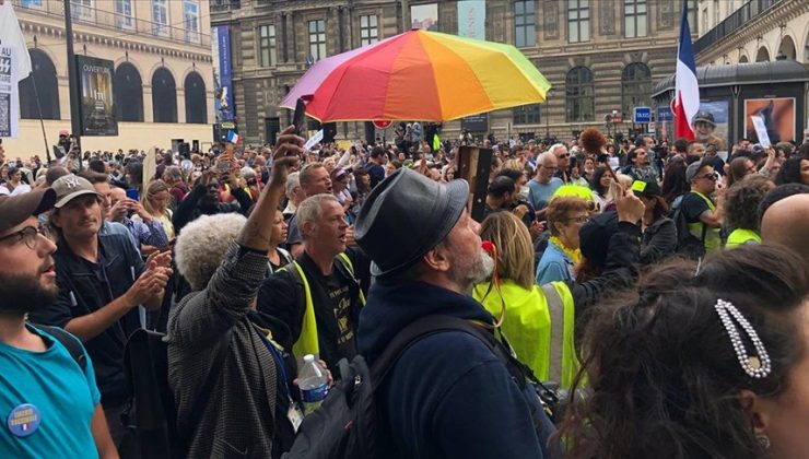 Fransa’da Kovid-19 yasasının onaylanması protesto ediliyor