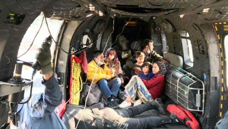 Mehmetçik, sel bölgesinde mahsur kalan 353 vatandaşı helikopterlerle tahliye etti