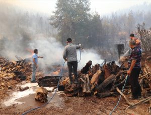 Isparta’da çıkan orman yangını kontrol altına alınmaya çalışılıyor