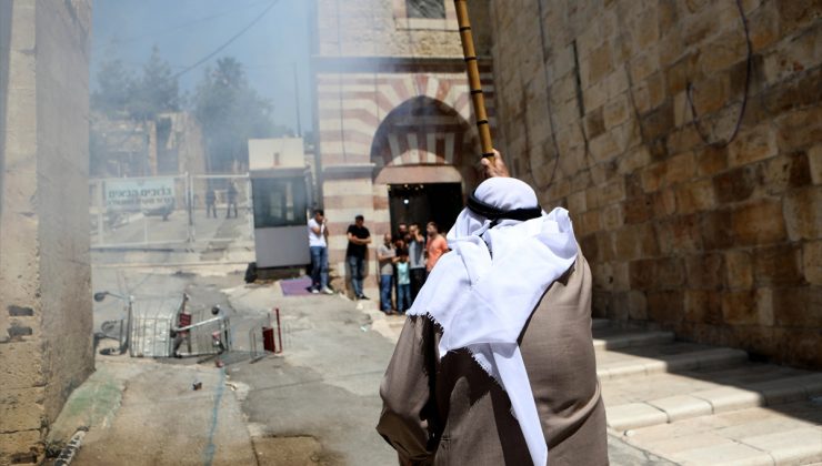 İsrail askerleri, Harem-i İbrahim Camisi’nde cemaate saldırdı