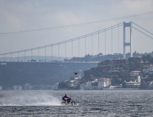 İstanbul Boğazı’nı motosikletle geçti