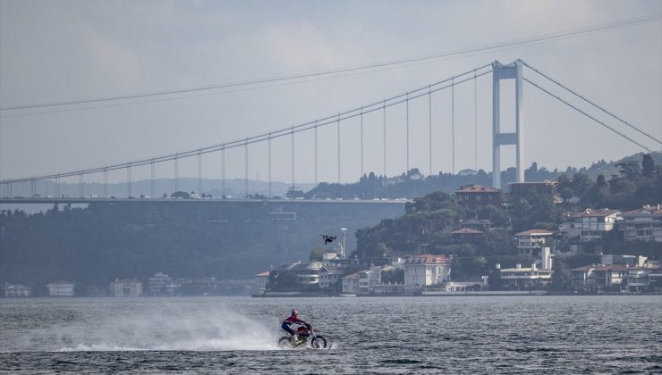 İstanbul Boğazı’nı motosikletle geçti