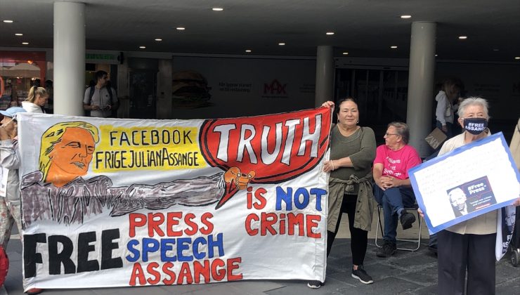 Julian Assange destekçileri İsveç`te protesto gösterisi düzenledi