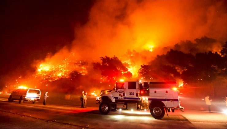 California yangını büyüyor: Kasabalar tehdit altında