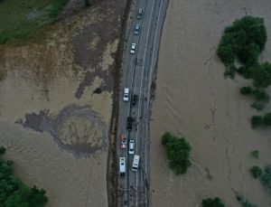 Karadeniz’in birçok bölgesinde sel: 19 kişi helikopterle tahliye edildi