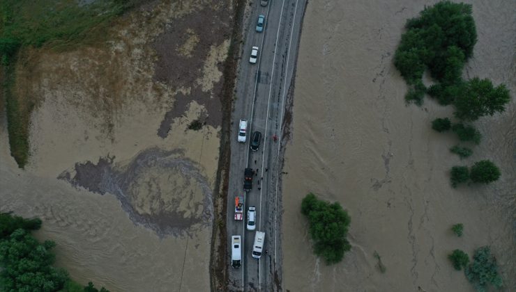 Karadeniz’in birçok bölgesinde sel: 19 kişi helikopterle tahliye edildi