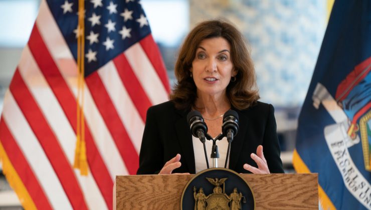 New York’un ilk kadın valisi Hochul göreve başlıyor