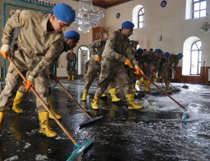 Komandolar selden etkilenen camiyi temizledi