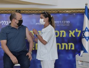 İsrail Başbakanı Bennett, üçüncü doz Kovid-19 aşısını da yaptırdı