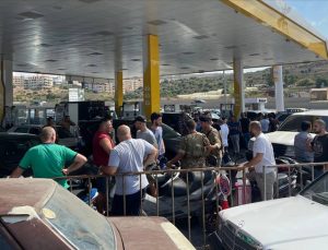 Lübnan’da ordu el koyduğu yakıtı hastane ve fırınlara dağıtıyor