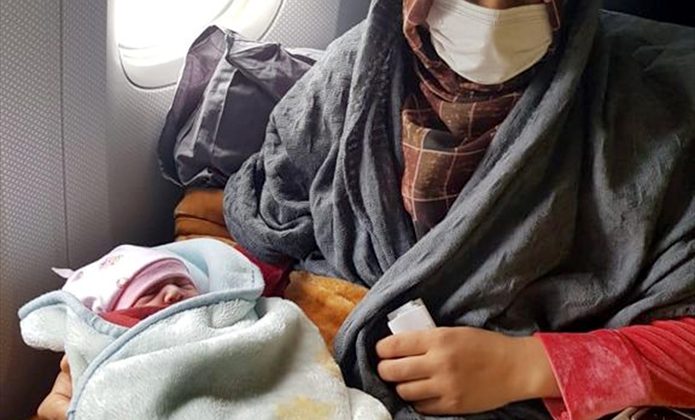 THY’nin tahliye uçuşunda, Afgan bebek dünyaya geldi