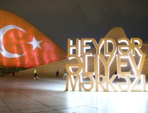 Türk bayrağı Haydar Aliyev Merkezi’nin dış cephesine yansıtıldı