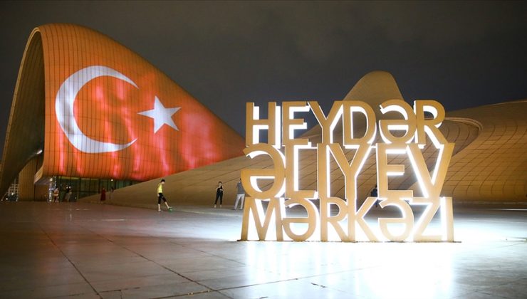 Türk bayrağı Haydar Aliyev Merkezi’nin dış cephesine yansıtıldı