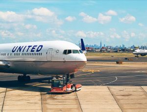 United Airlines uçağının motoru alev aldı, uçak acil iniş yaptı