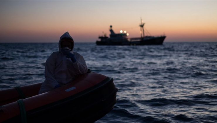 Yunanistan’ın göçmenleri ıssız adaya bıraktığı anları İHA görüntüledi