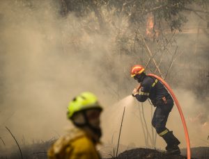 Yunanistan’da yanan alanlardan binlerce insan tahliye edildi