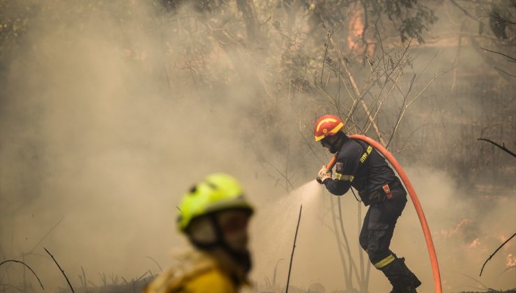 Yunanistan’da yanan alanlardan binlerce insan tahliye edildi