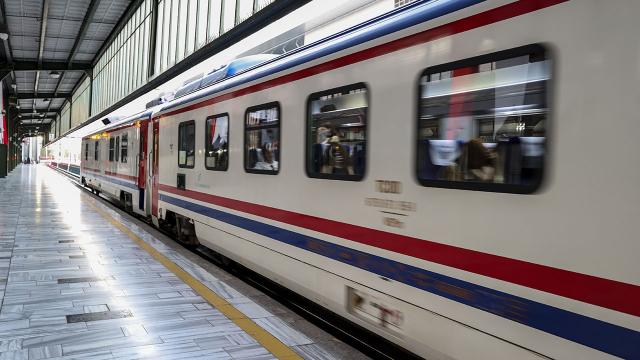 99 genç ile yola çıkan Zafer Treni Afyonkarahisar’da