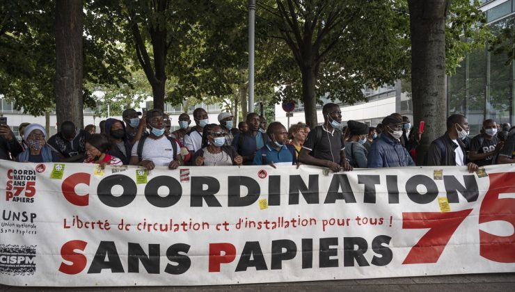 Paris’te evsizlerin barınma vaadiyle gözaltına alınması protesto edildi