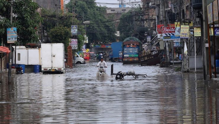 Pakistan’da sağanak yağış sele neden oldu, 3 çocuk öldü