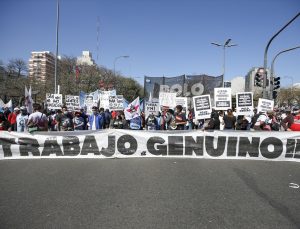Arjantin’de binlerce kişi istihdam ve sosyal yardım talebiyle yürüdü