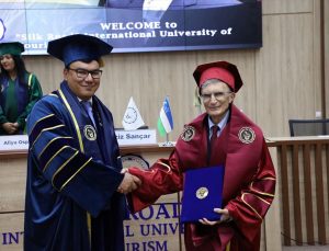 Nobel ödüllü bilim insanı Aziz Sancar’a Özbekistan’da fahri doktora unvanı verildi