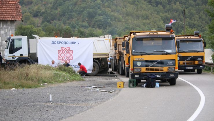 Kosova’da, Sırbistan plakalı araçlara geçici plaka verilmesi krizi sürüyor