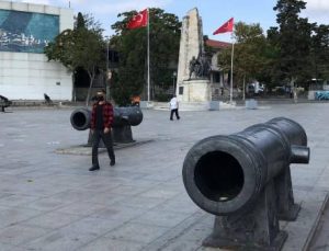 Fotoğraf çektirmek için girdiği tarihi topun içinde mahsur kaldı