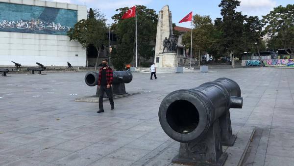 Fotoğraf çektirmek için girdiği tarihi topun içinde mahsur kaldı