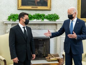 Biden ve Ukraynalı mevkidaşı Zelenskiy Beyaz Saray’da bir araya geldi