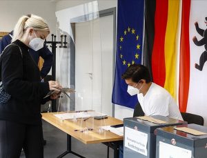 Almanya’da SPD seçimi az farkla önde götürüyor