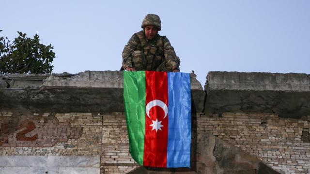 Azerbaycan askerleri sözde Karabağ yönetimine ait bayrağı söktü