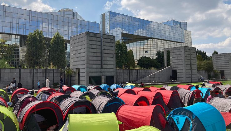 Fransa’da 600 göçmen ve evsiz Paris Valiliği önünde çadır kurdu