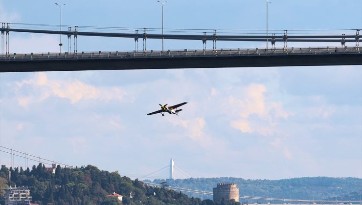 Dario Costa, İstanbul Boğazı’nda gösteri uçuşu yaptı