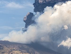 İtalya’da Etna Yanardağı yeniden kül ve lav püskürttü