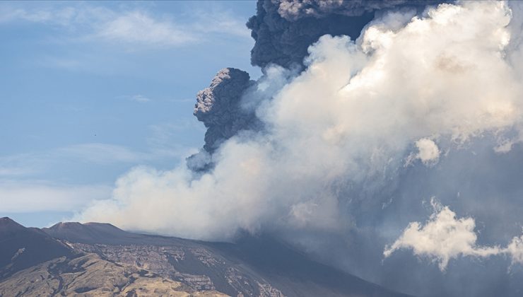 İtalya’da Etna Yanardağı yeniden kül ve lav püskürttü