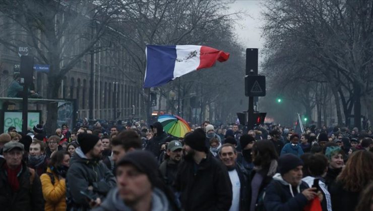 Fransa’da “Kovid-19” protestoları devam ediyor