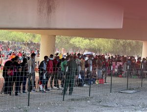 Texas’ta binlerce yasa dışı Haitili göçmen sınırı geçerek ABD’ye girdi