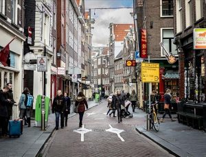 Hollanda’da sosyal mesafe kuralı 25 Eylül’de kaldırılıyor