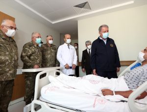 Milli Savunma Bakanı Akar İdlib’deki saldırıda yaralanan askerleri ziyaret etti
