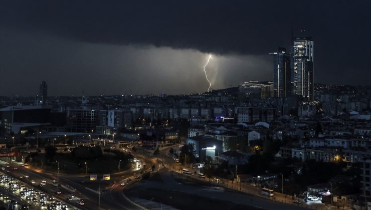 İstanbul sağanak yağışa teslim oldu