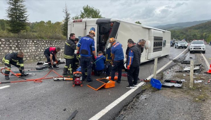 Bartın’da yolcu otobüsü ile otomobilin çarpıştığı kazada 3 kişi öldü