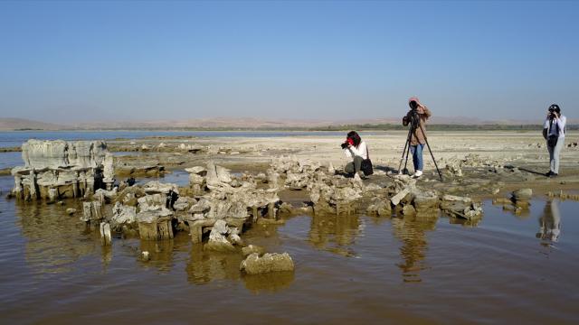 Su seviyesinin azaldığı Van Gölü’nde ‘mikrobiyalitler’ ortaya çıktı