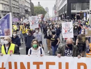 Almanya’da binlerce kişi sosyal adaletsizlik ve ırkçılığı protesto etti