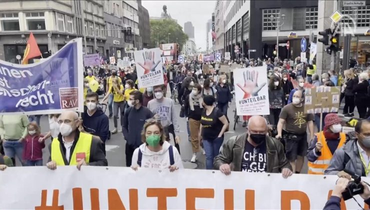 Almanya’da binlerce kişi sosyal adaletsizlik ve ırkçılığı protesto etti