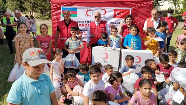 Türk Kızılay’dan Karabağ’daki çocuklara kırtasiye ve giysi yardımı